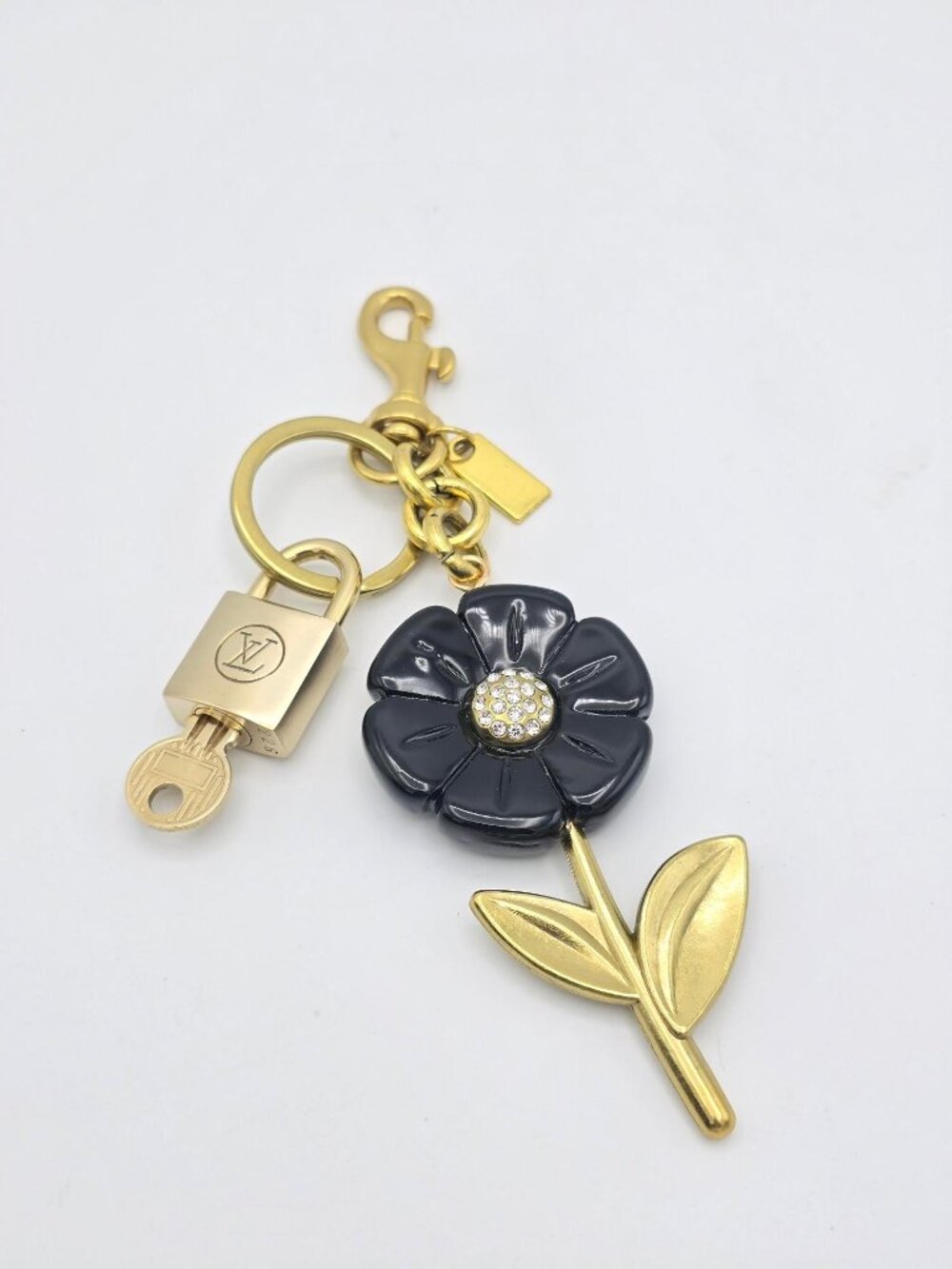 Authentic Louis Vuitton Gold Lock 🔒 Unbranded Flower Keychain Bag Charm LV - Picture 9 of 9